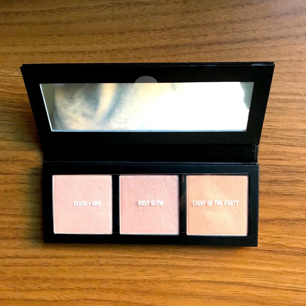 M - A - C  Hyper Real Glow Palette